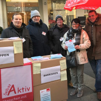 Mitglieder der Arbeitsgemeinschaft "Selbst Aktiv" am Infostand, anlässlich des Internationalen Tages der Menschen mit Behinderung in Würzburg.