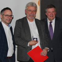 Stefan Wolfshörndl (links), der Geehrte Harald Schmid (Mitte) und Volkmar Halbleib (rechts))