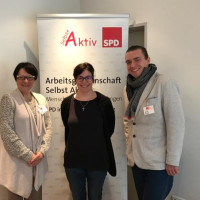 Ilse Hohmeier, Vorsitzende der AG "Selbst Aktiv, Menschen mit Behinderungen" in der Landkreis-SPD Würzburg (links), Sandra Mölter,Leiterin von KIS (Mitte), Bernd Endres, stellv. Vorsitzender AG Selbst Aktiv (rechts)