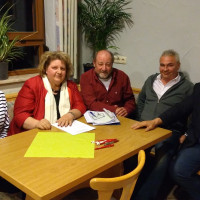 Eva-Maria Linsenbreder, Bundestagskandidatin im Wahlkreis Würzburg, Zweite von links, besuchte die Mitgliederversammlung des Ortsvereins Eisenheim