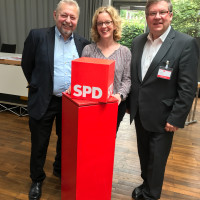 Richard Brand, links, Landesvorsitzende Natascha Kohnen, Volkmar Halbleib, rechts