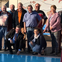Dort, wo Kinder schwimmen lernen sollen: Der SPD-Kreisvorstand zu Besuch im Kirchheimer Schwimmbad. Von links: Marita Gläßel, Theilheim, Richard Brand, Reichenberg, Hans Holzinger, Eisenheim, Rudi Hepf, Veitshöchheim, Konrad Pötzl, SPD-Ortsvereinsvorsitze