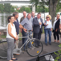 Der Vorstand mit Kreisvorsitzendem Volkmar Halbleib, Bildmitte, am Mainufer in Margetshöchheim