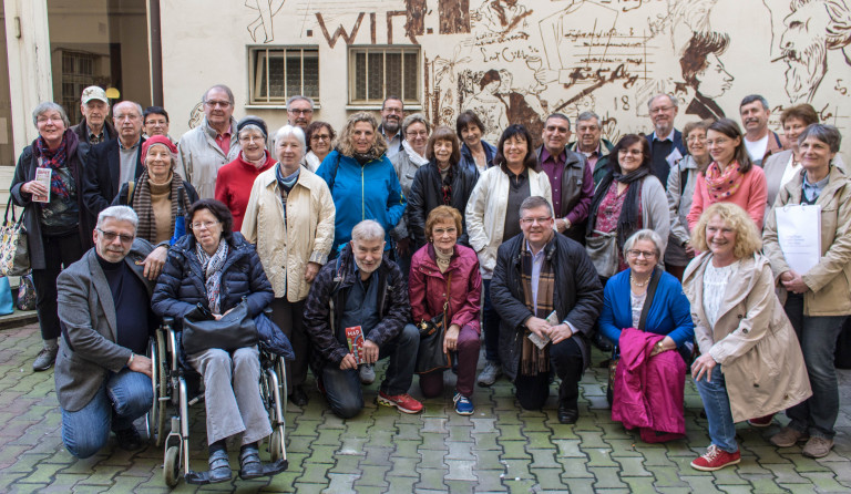 Die Reisegruppe der SPD aus dem Landkreis Würzburg vor dem Prager Literaturhaus